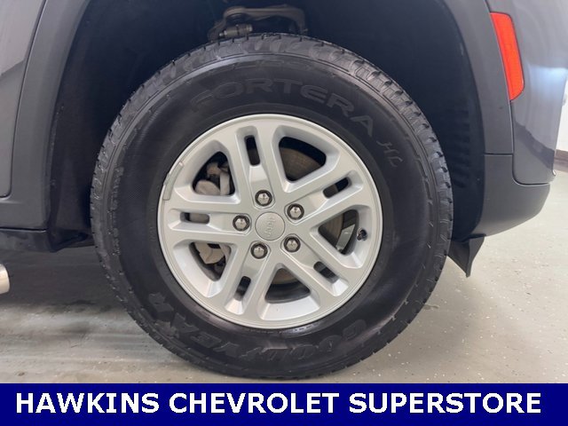 Used 2023 Jeep Grand Cherokee Laredo w/ Luxury Tech Group I image 43