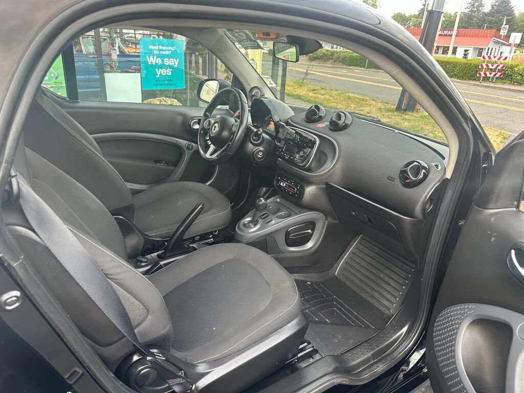 Used 2016 smart fortwo passion RWD image 11