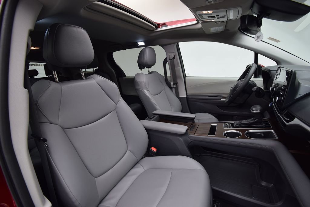 Used 2021 Toyota Sienna XLE image 20