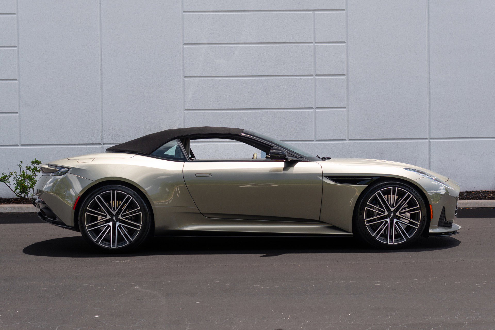 Used 2024 Aston Martin DB12 Convertible RWD image 19