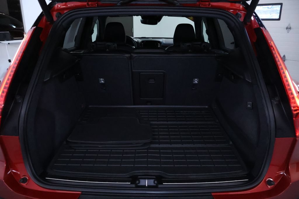 Used 2020 Volvo XC40 T5 R-Design AWD/4WD image 17