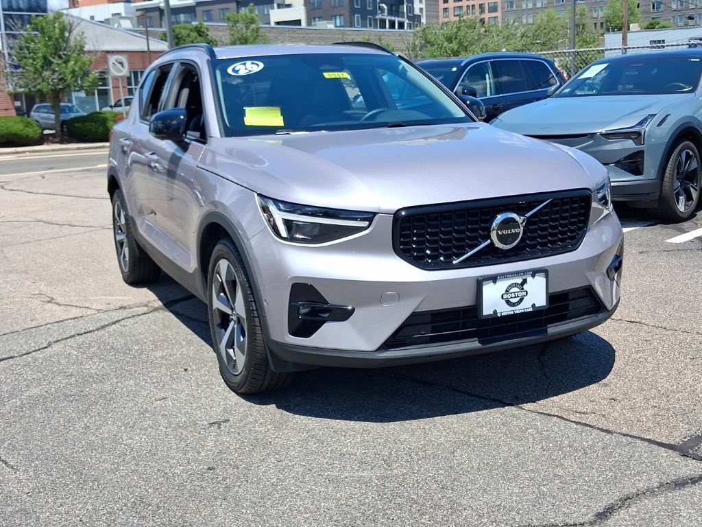 Certified 2026 Volvo XC40 B5 Plus AWD/4WD image 2