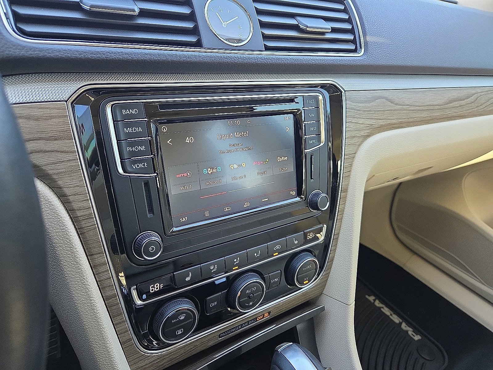 Used 2017 Volkswagen Passat 1.8T SEL Premium image 16