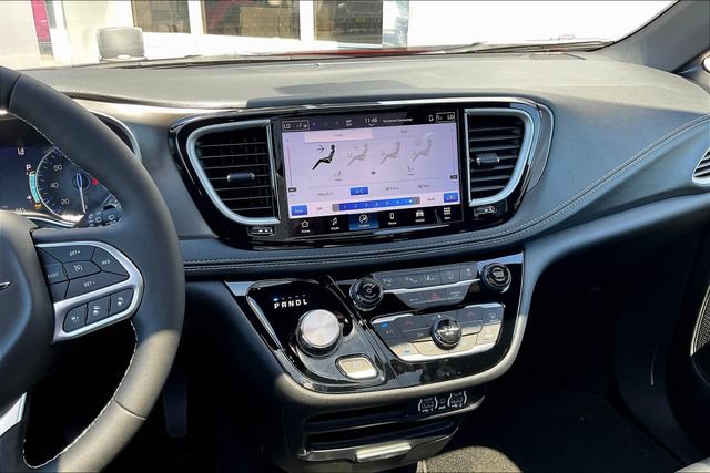 New 2025 Chrysler Pacifica Select AWD/4WD image 38