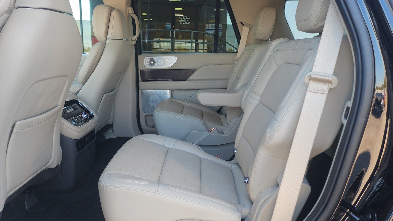 Used 2021 Lincoln Navigator Reserve w/ Luxury Package AWD/4WD image 11