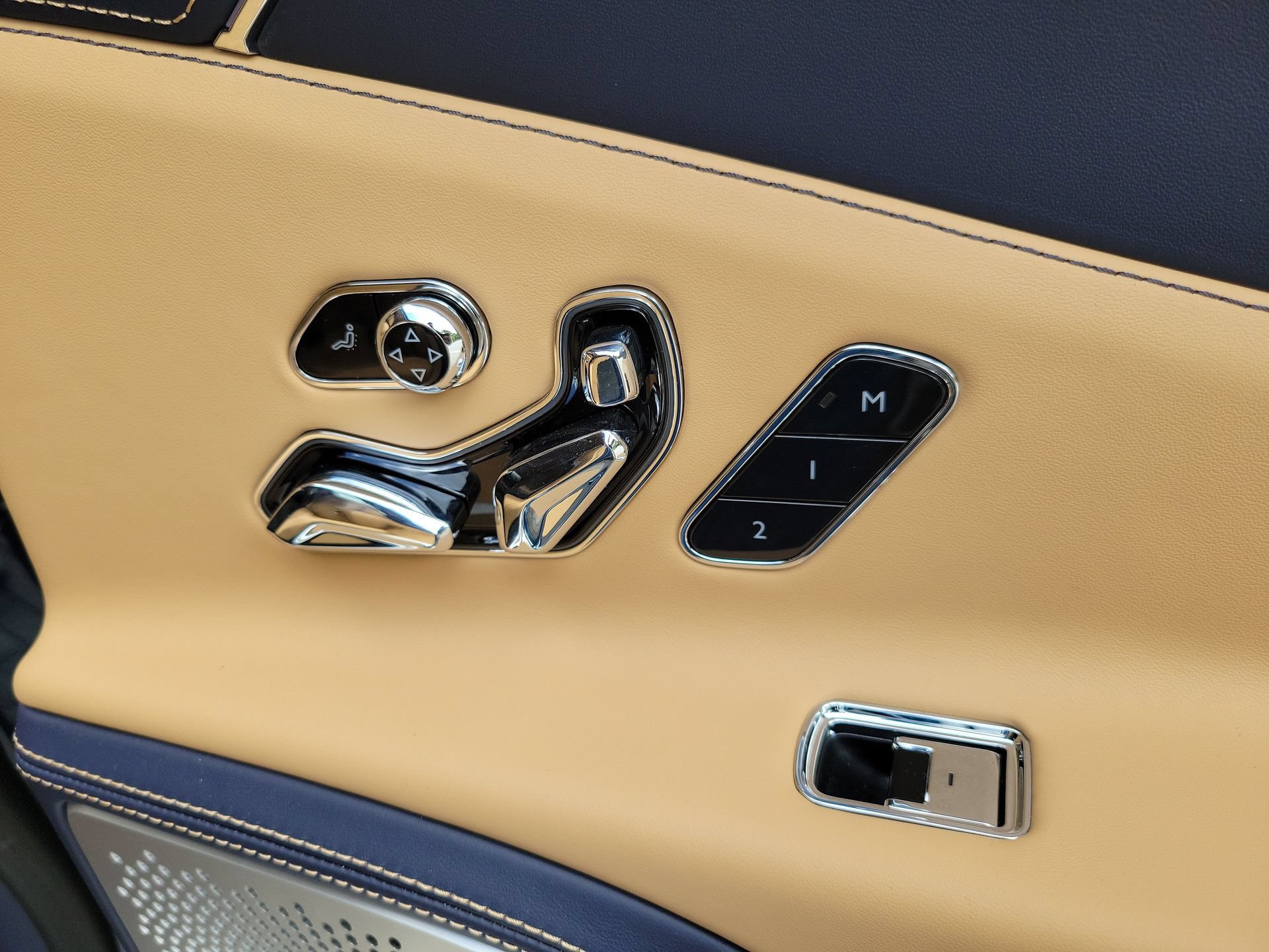 Used 2025 Bentley Flying Spur Plug-In Hybrid AWD/4WD image 32