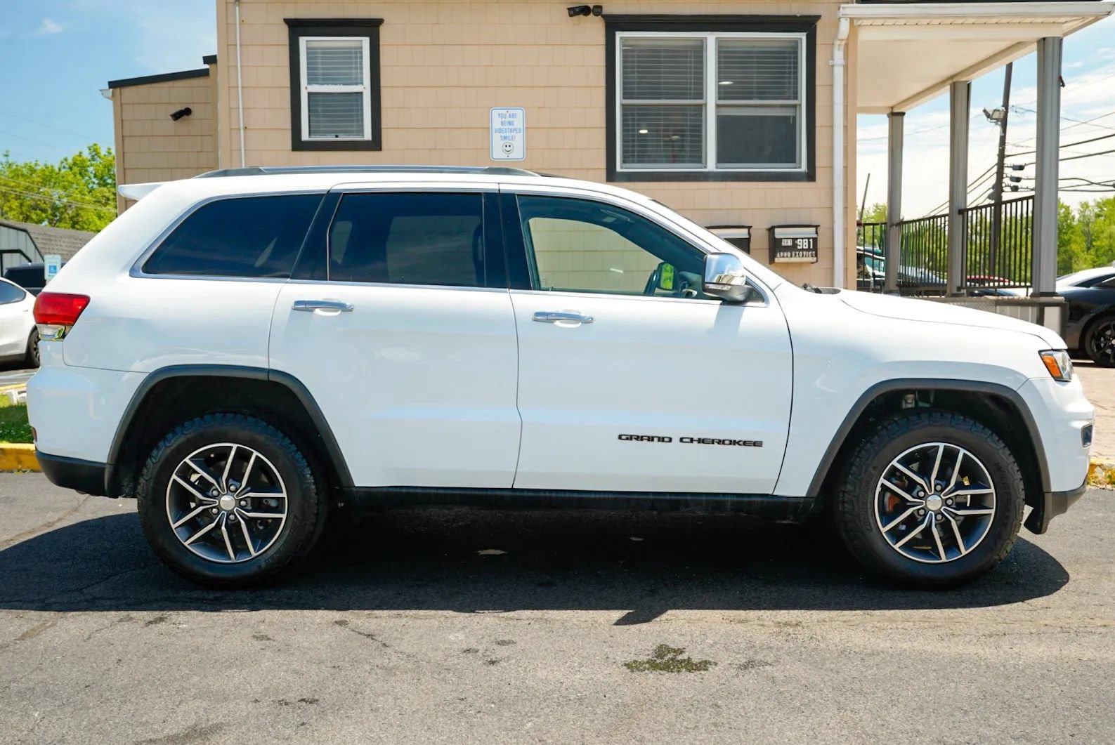 Used 2018 Jeep Grand Cherokee Limited AWD/4WD image 4