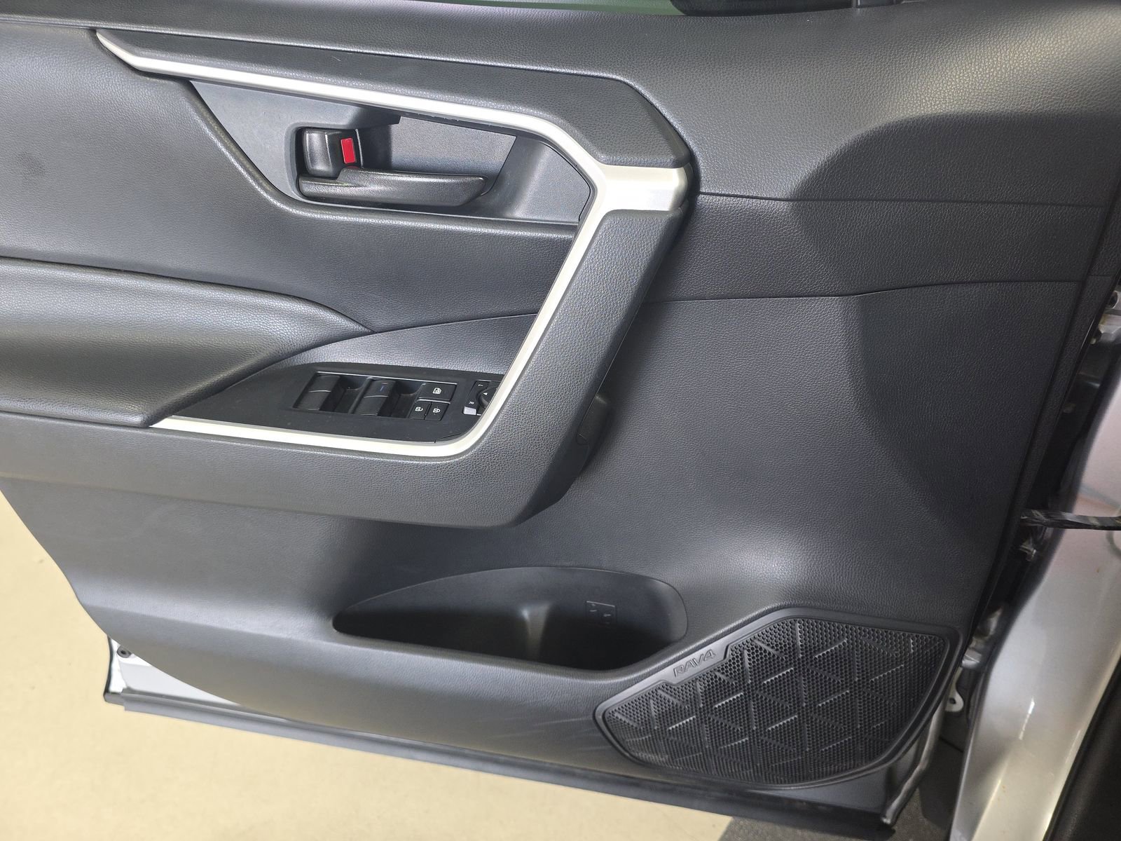 Used 2019 Toyota RAV4 LE FWD image 10