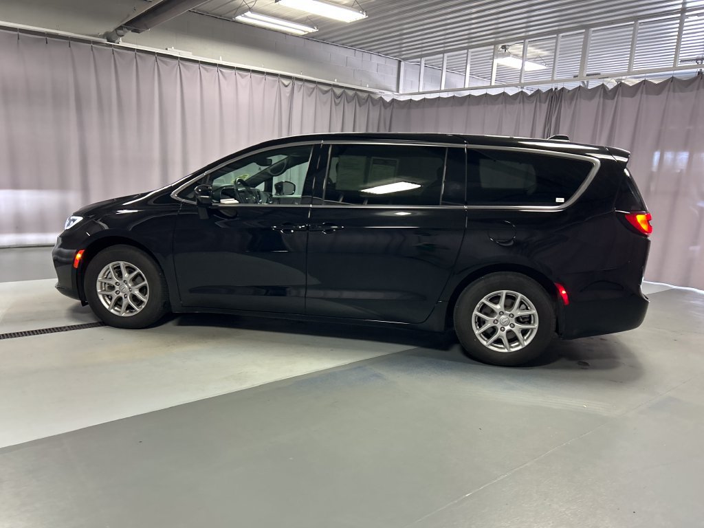 Used 2025 Chrysler Pacifica Select w/ Uconnect Theater Family Group FWD image 4
