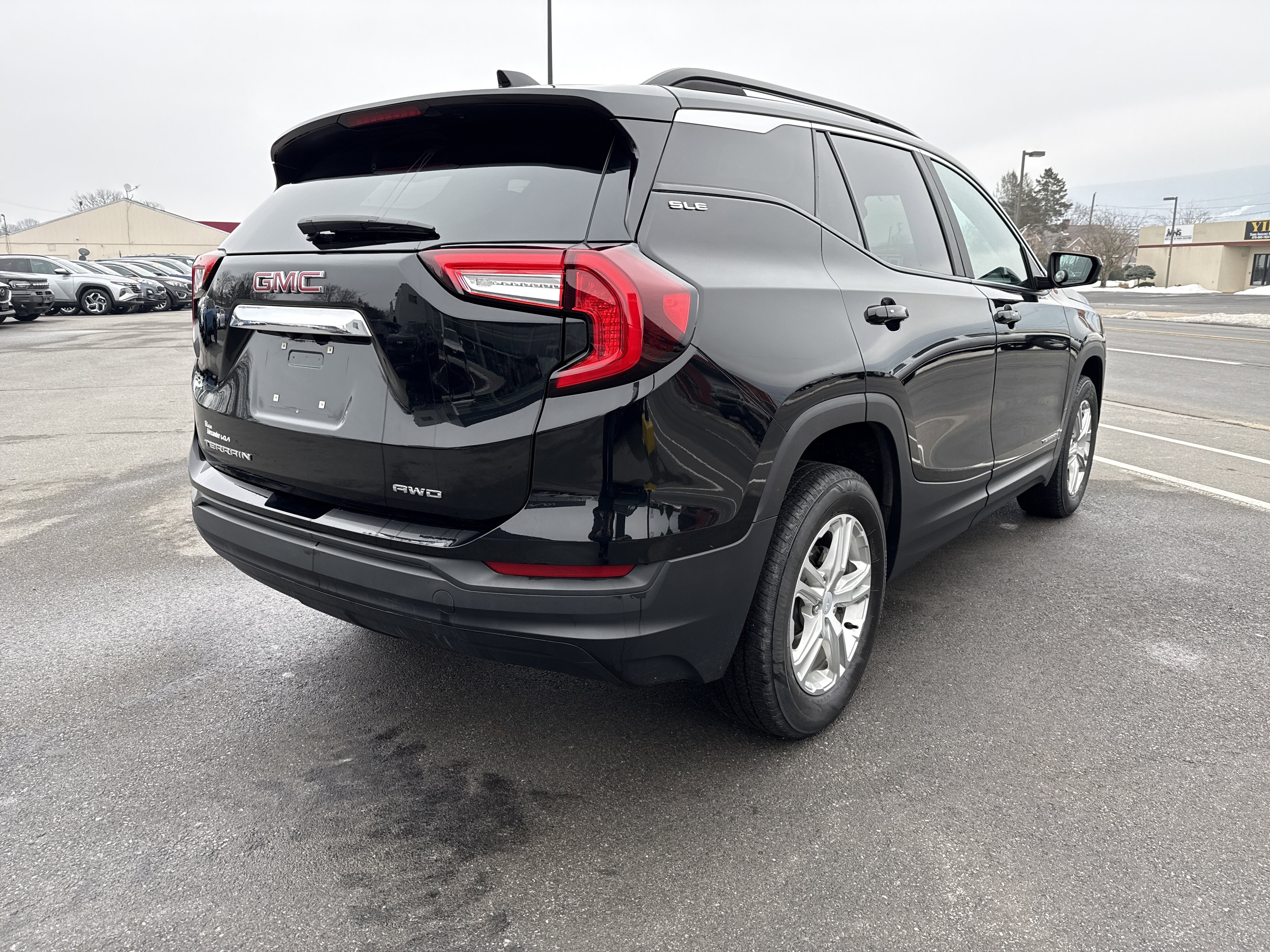 Used 2022 GMC Terrain SLE w/ Driver Convenience Package image 3