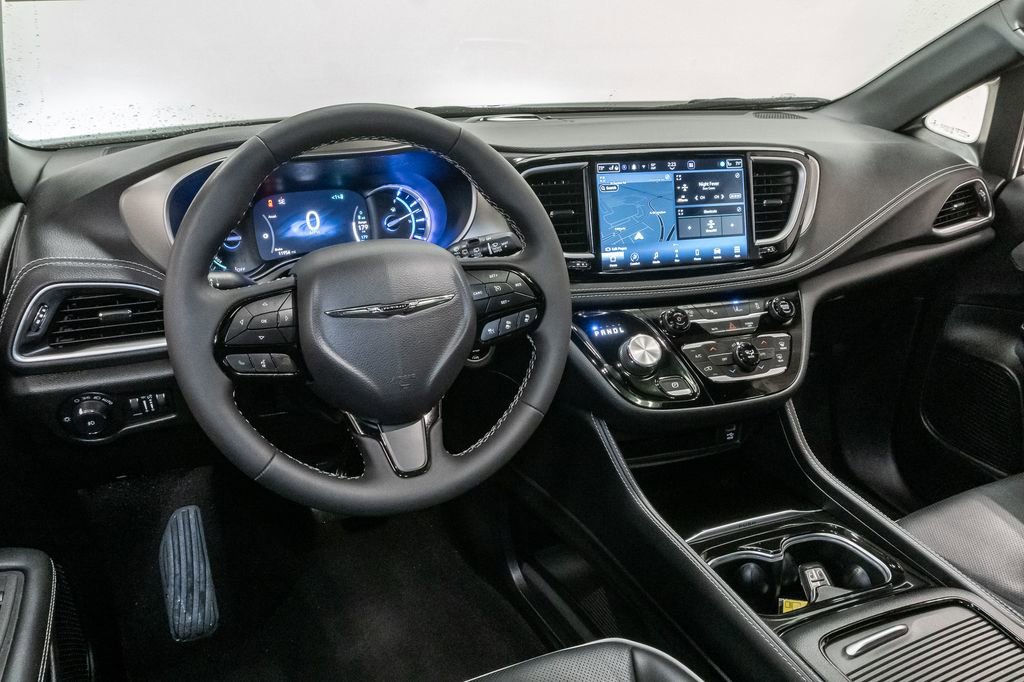 Used 2023 Chrysler Pacifica Limited w/ Uconnect Theater Family Group image 7