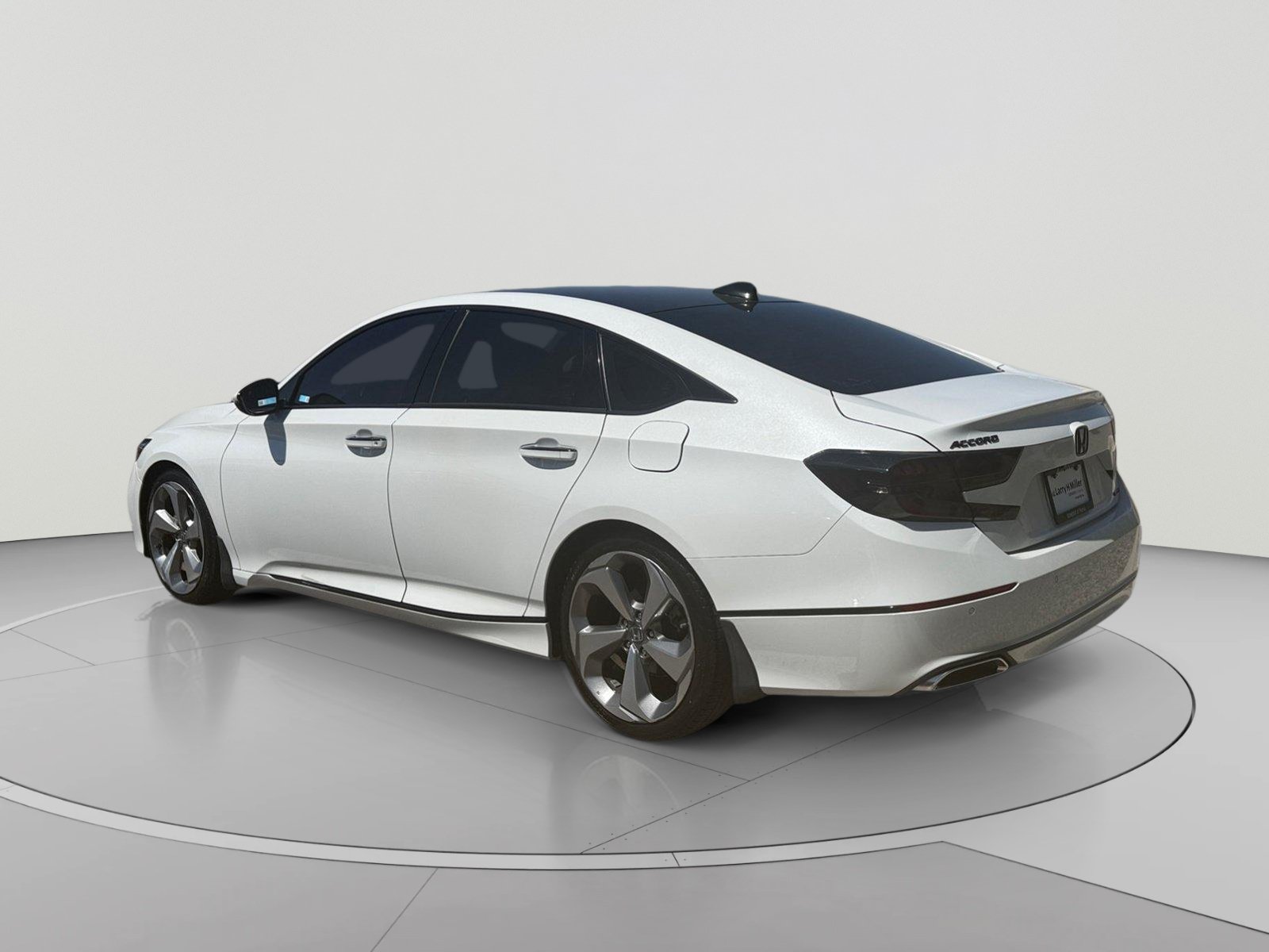 Used 2018 Honda Accord Touring image 3