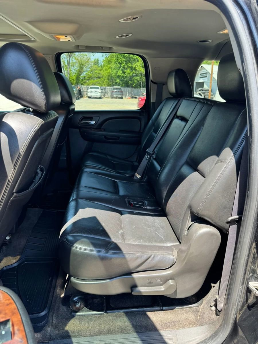 Used 2011 GMC Yukon XL SLT w/ SLT-2 Equipment Package AWD/4WD image 17