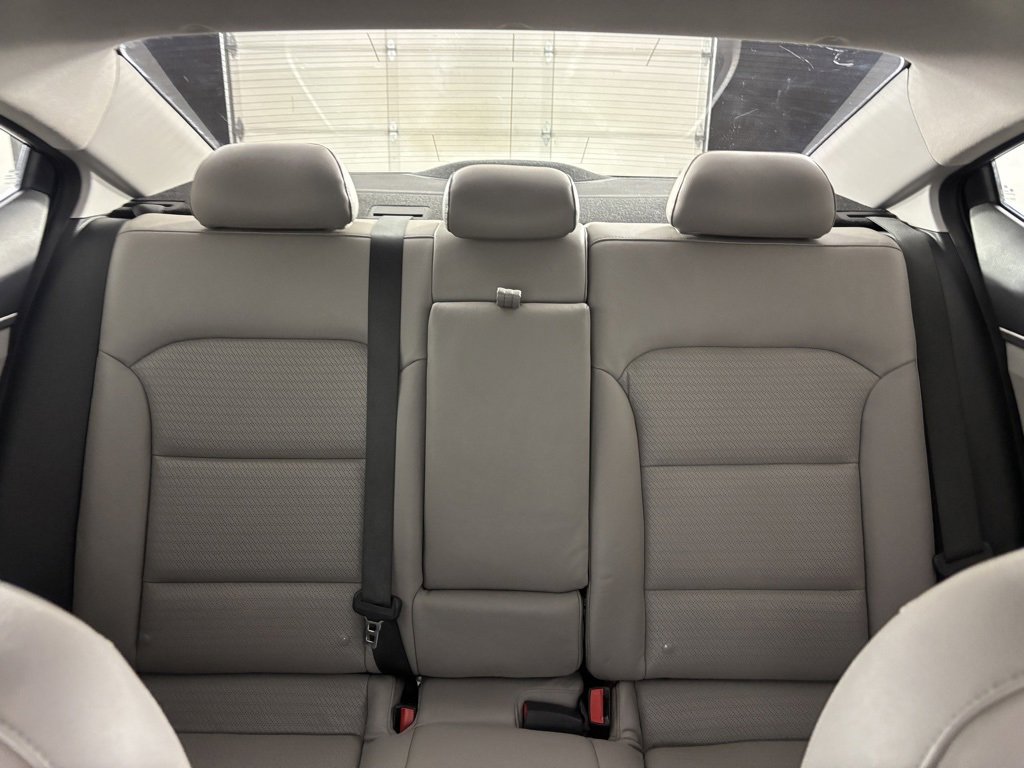 Used 2017 Hyundai Elantra Limited w/ Limited Tech Package 04 image 32