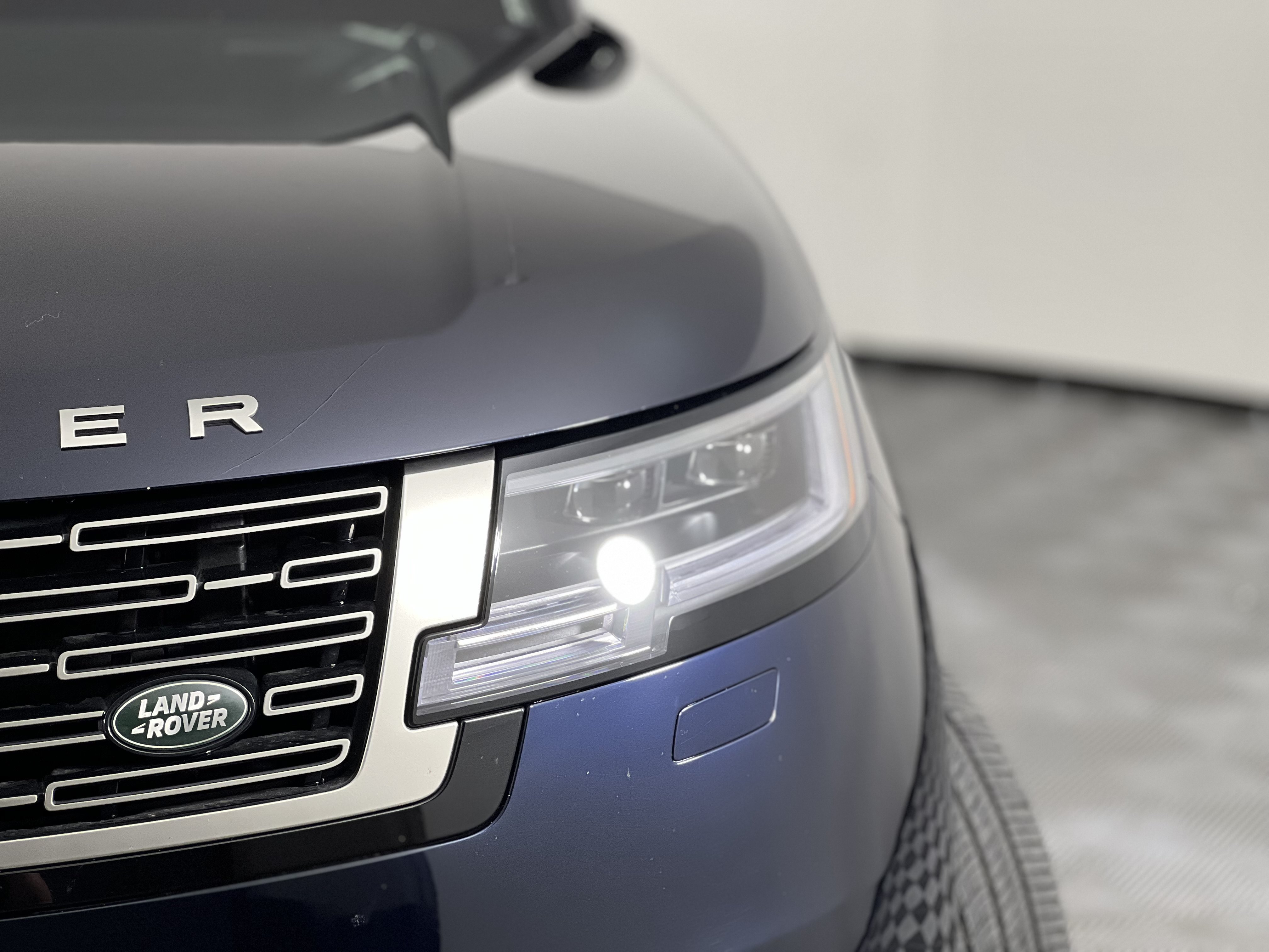 Used 2025 Land Rover Range Rover SE AWD/4WD image 7