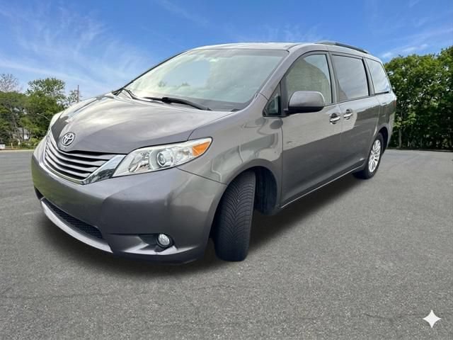Used 2017 Toyota Sienna XLE FWD image 4