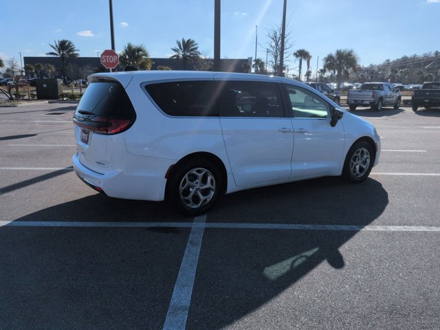 Used 2024 Chrysler Pacifica Limited image 5