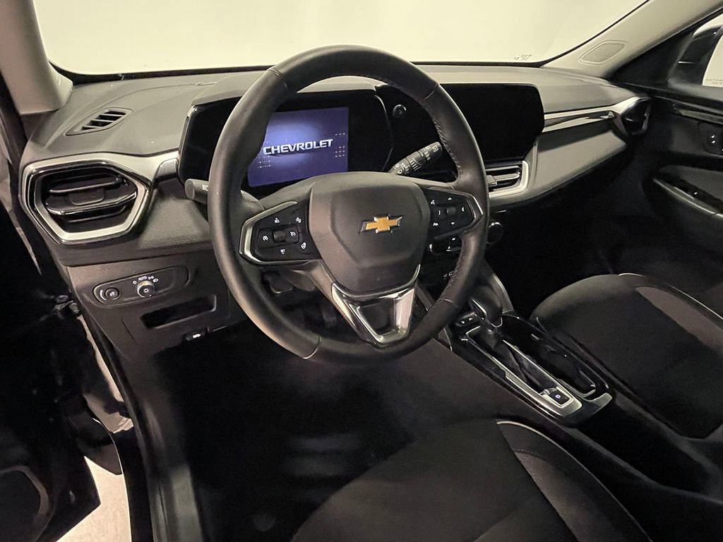 Used 2025 Chevrolet TrailBlazer LT w/ LT Cold Weather Package AWD/4WD image 21