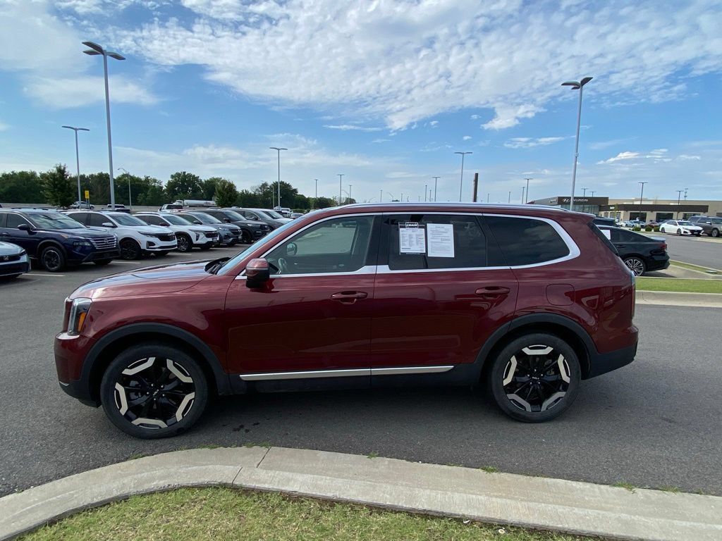 Used 2023 Kia Telluride EX w/ EX Captain's Chair Package FWD image 4
