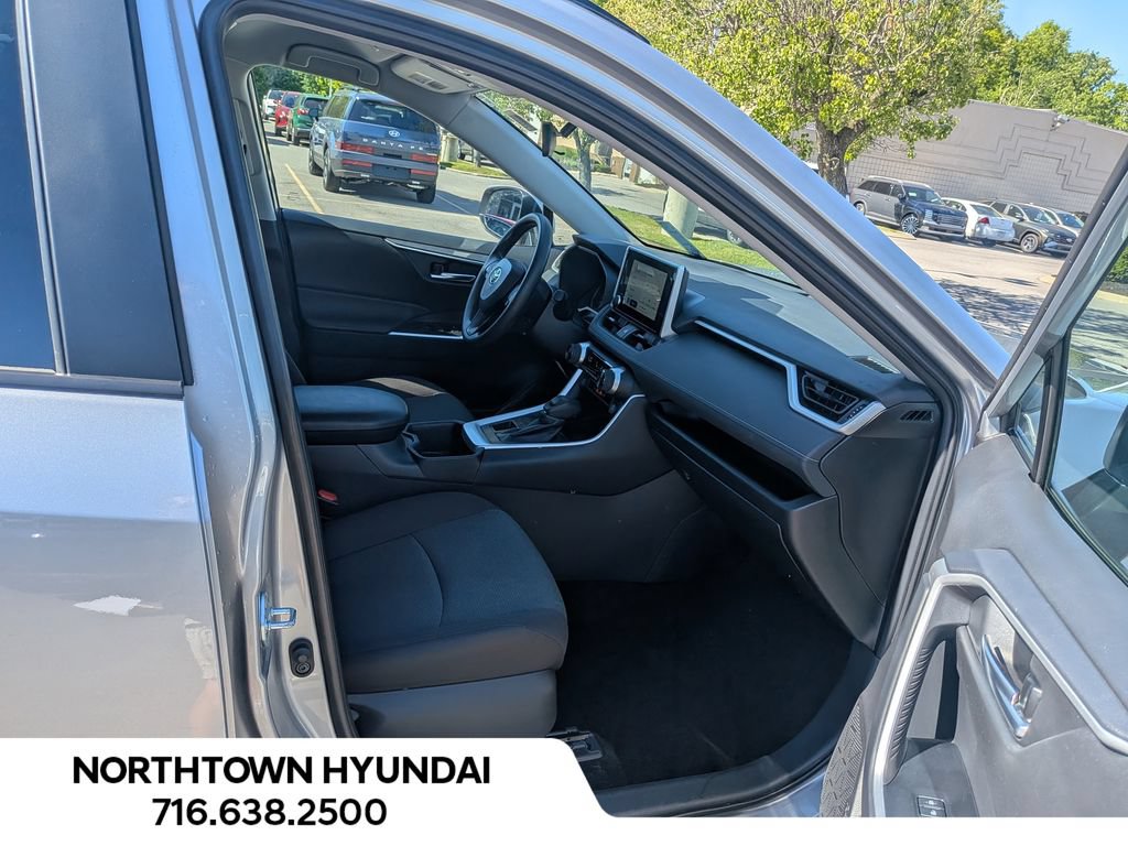 Used 2025 Toyota RAV4 XLE AWD/4WD image 34