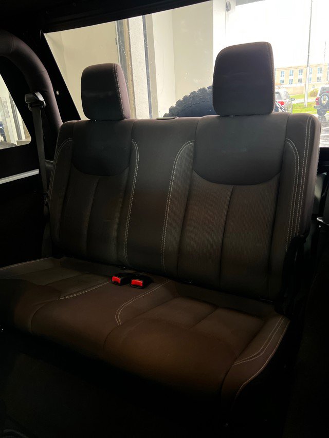 Used 2015 Jeep Wrangler Rubicon w/ Power Convenience Group image 9