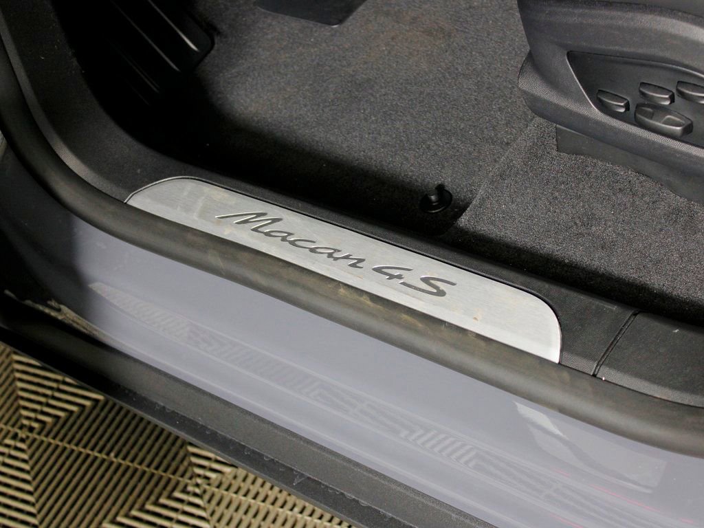 Certified 2025 Porsche Macan 4S Electric image 19