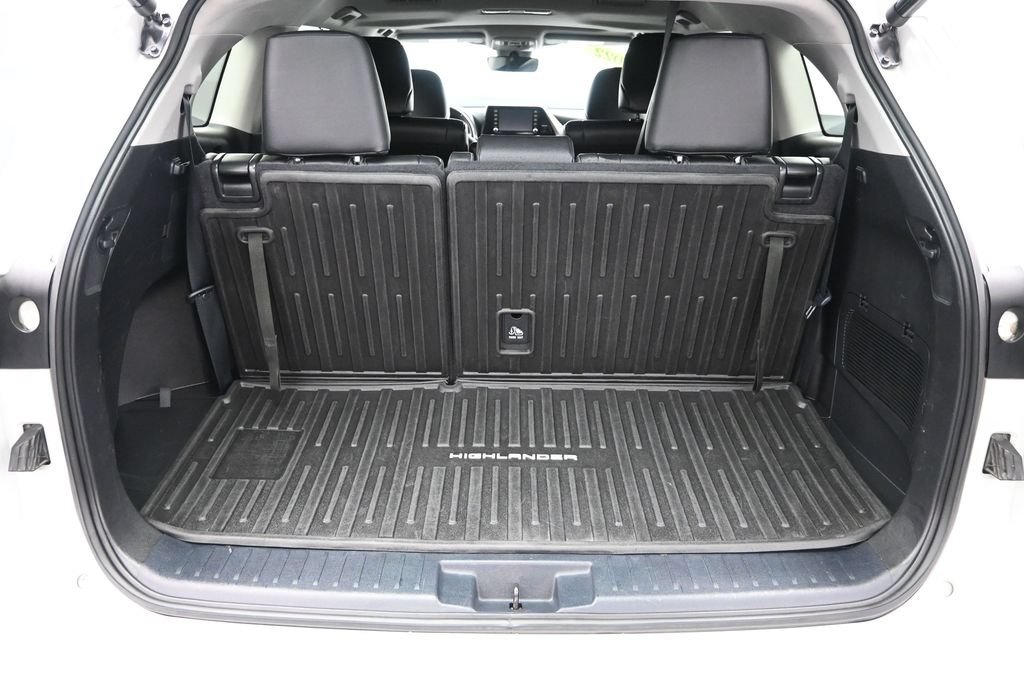 Used 2022 Toyota Highlander XLE AWD/4WD image 34