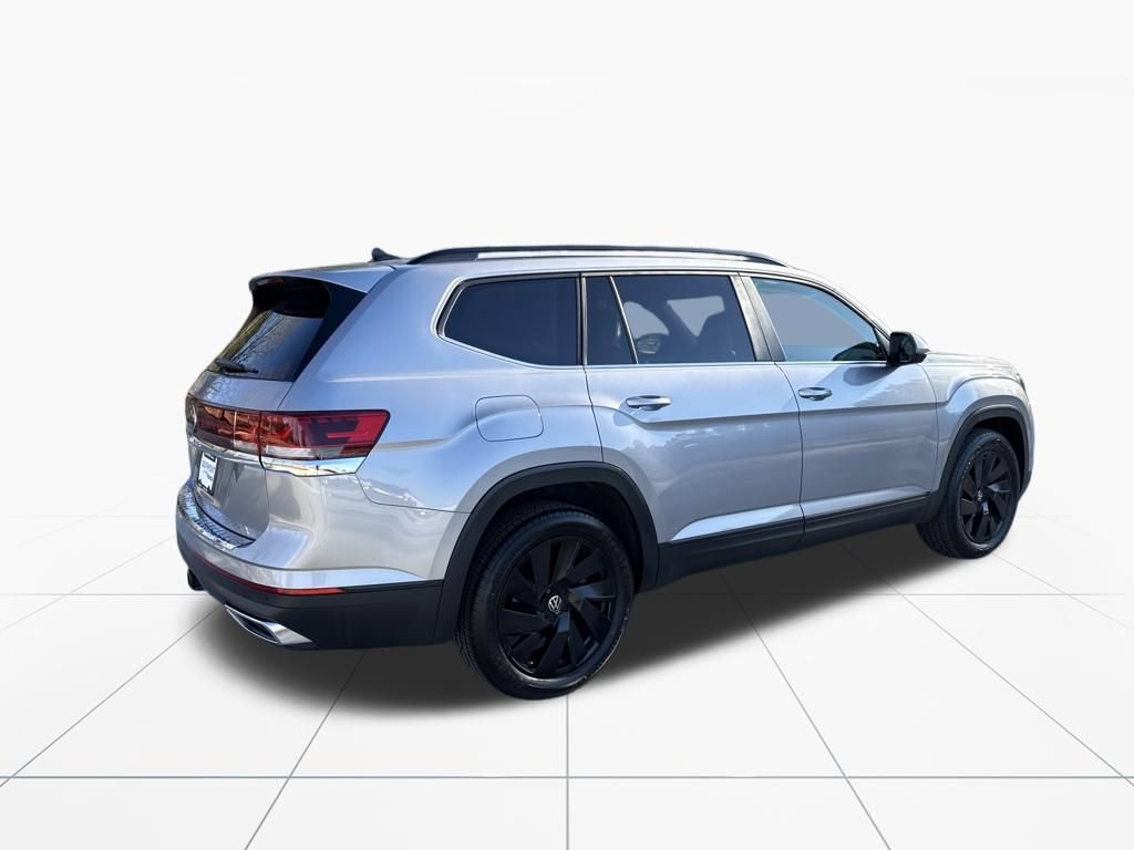 Used 2024 Volkswagen Atlas SE w/ Black Wheel Package image 9
