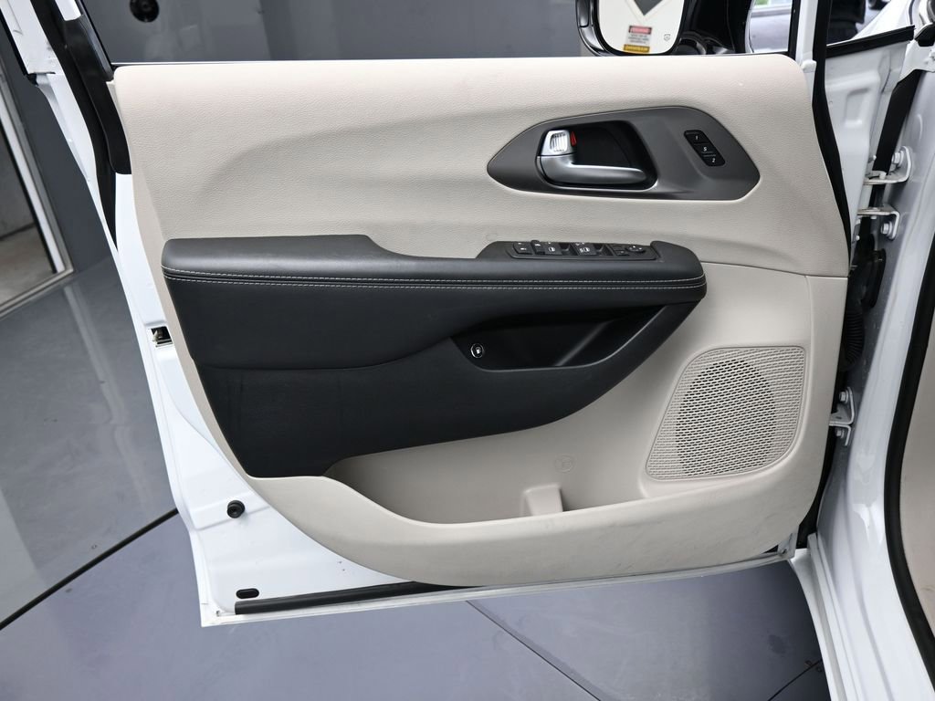 Used 2024 Chrysler Pacifica Select image 13