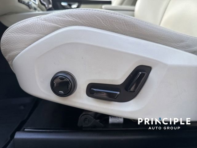 Used 2018 Volvo XC60 T6 Momentum w/ Convenience Package image 27
