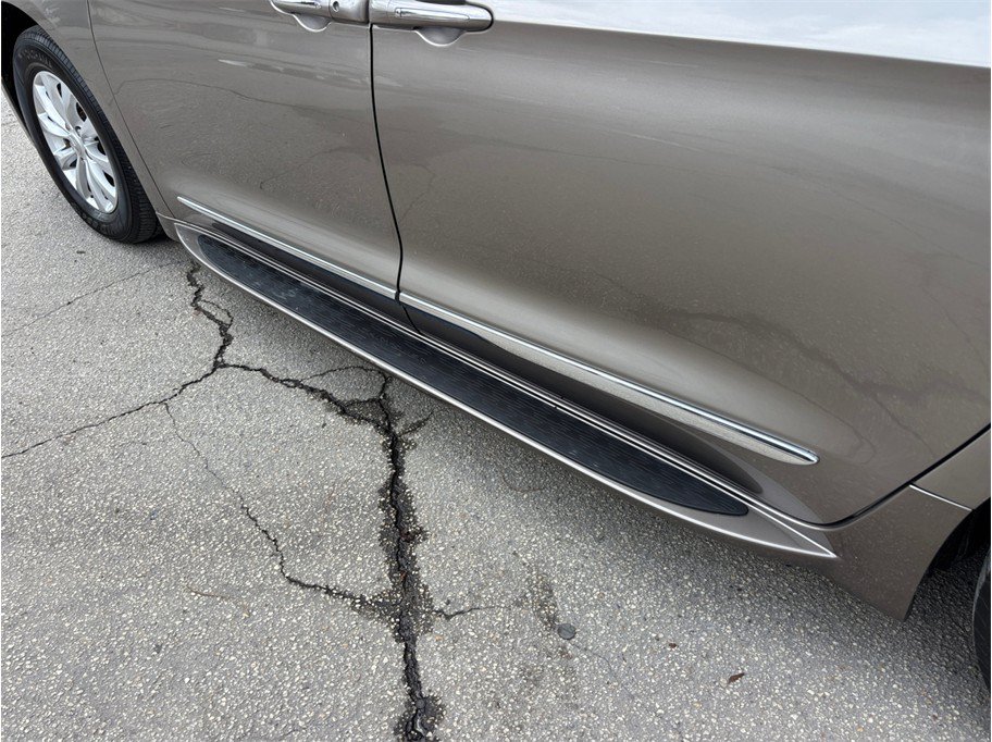 Used 2018 Chrysler Pacifica Touring-L FWD image 14