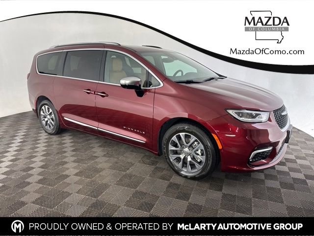 Used 2023 Chrysler Pacifica Pinnacle image 1