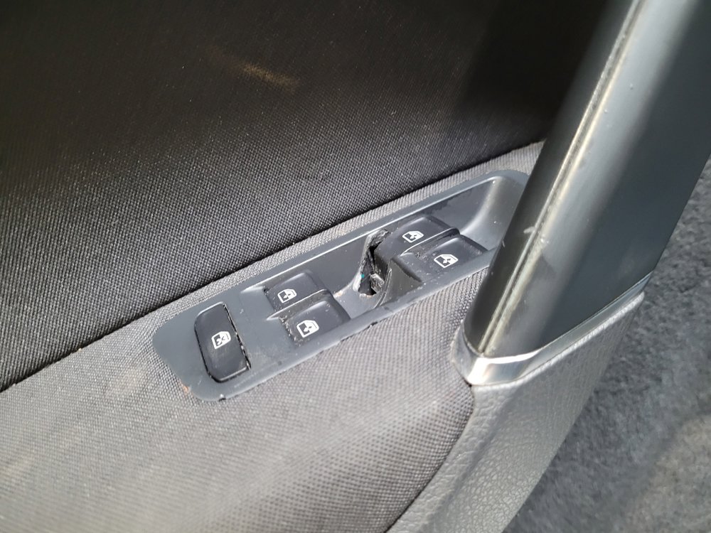 Used 2016 Volkswagen Golf S FWD image 27