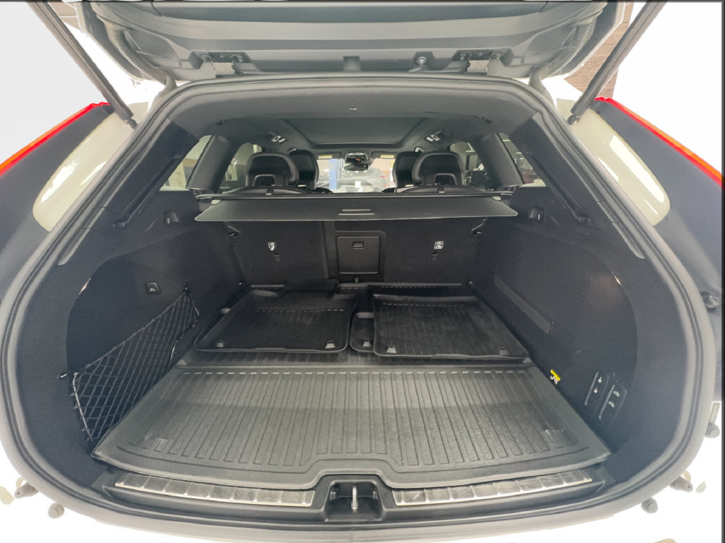 Used 2019 Volvo XC60 T8 R-Design AWD/4WD image 12