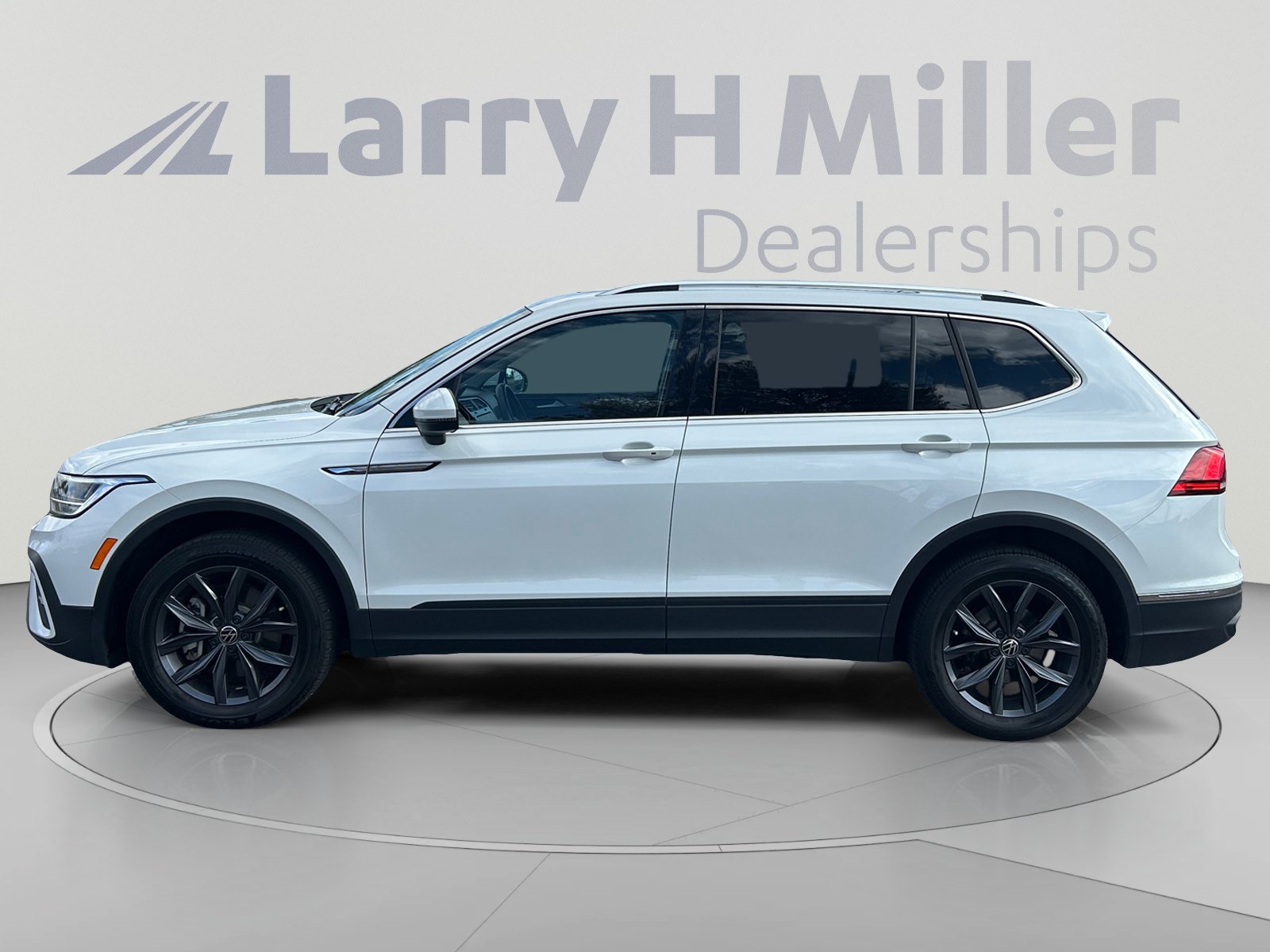 Used 2023 Volkswagen Tiguan SE AWD/4WD image 2