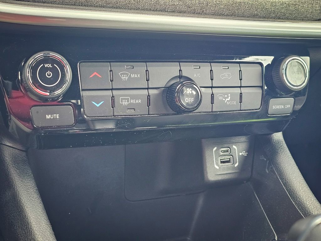 Used 2024 Jeep Compass Latitude image 25