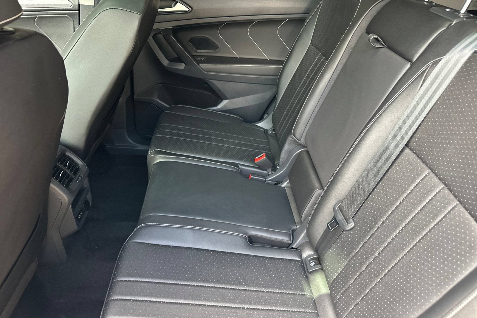 Used 2023 Volkswagen Tiguan SE w/ Panoramic Sunroof Package FWD image 13