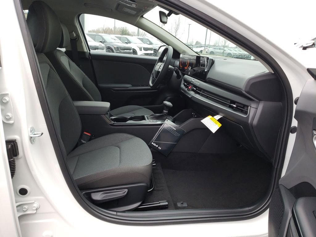 New 2025 Kia K4 LXS image 17