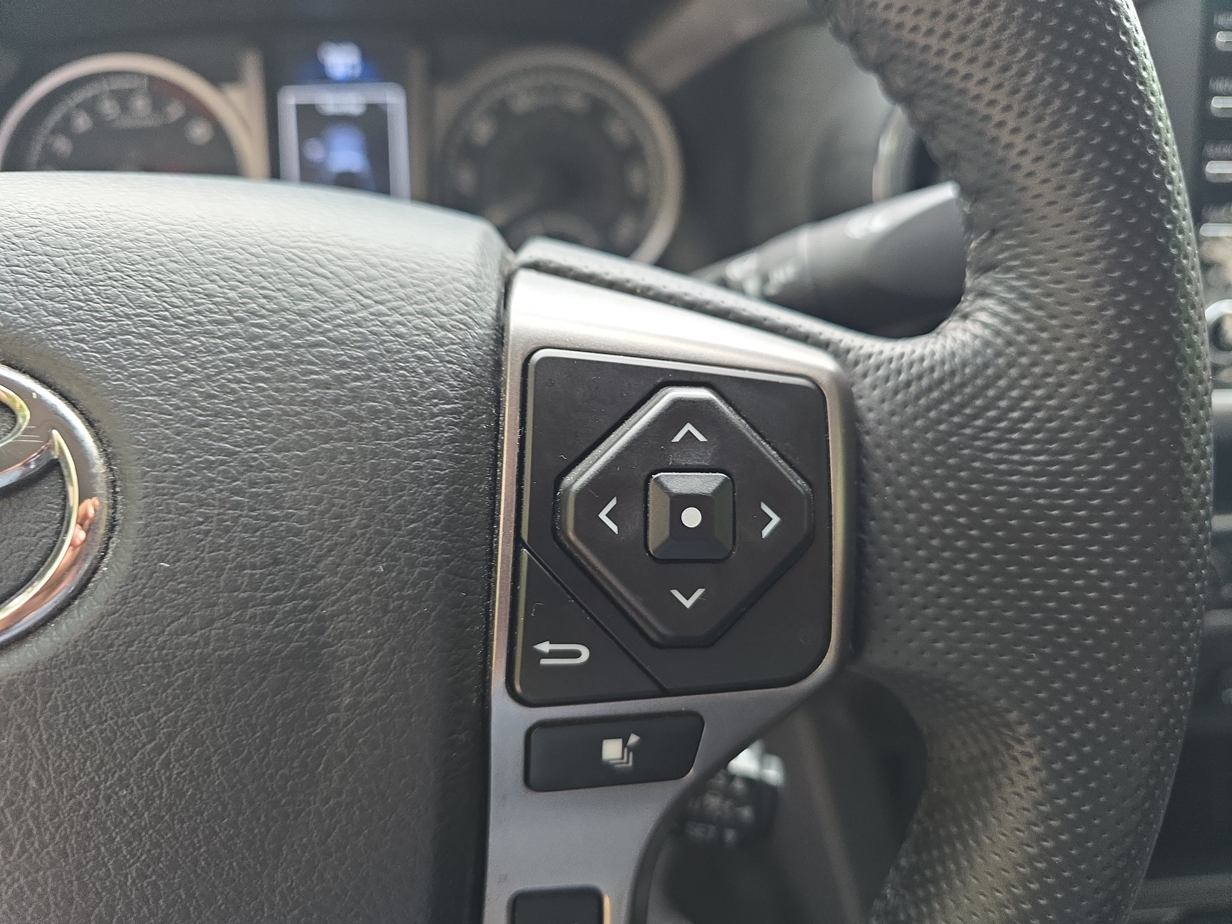 Used 2023 Toyota Tacoma SR5 w/ Technology Package AWD/4WD image 17