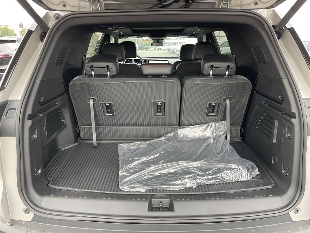 New 2026 Chevrolet Traverse Z71 w/ LPO, Floor Liner Package image 24