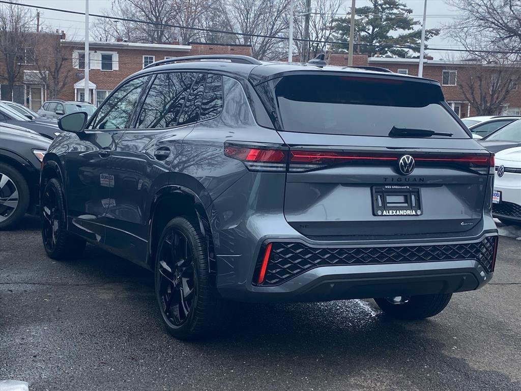 Used 2025 Volkswagen Tiguan SE R-Line image 5