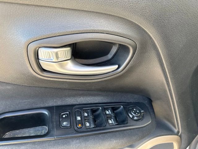 Used 2015 Jeep Renegade Latitude w/ Cold Weather Group AWD/4WD image 17