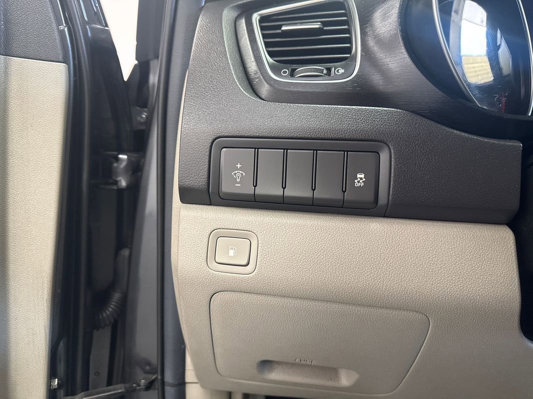 Used 2015 Kia Sedona LX w/ LX Convenience Package image 11