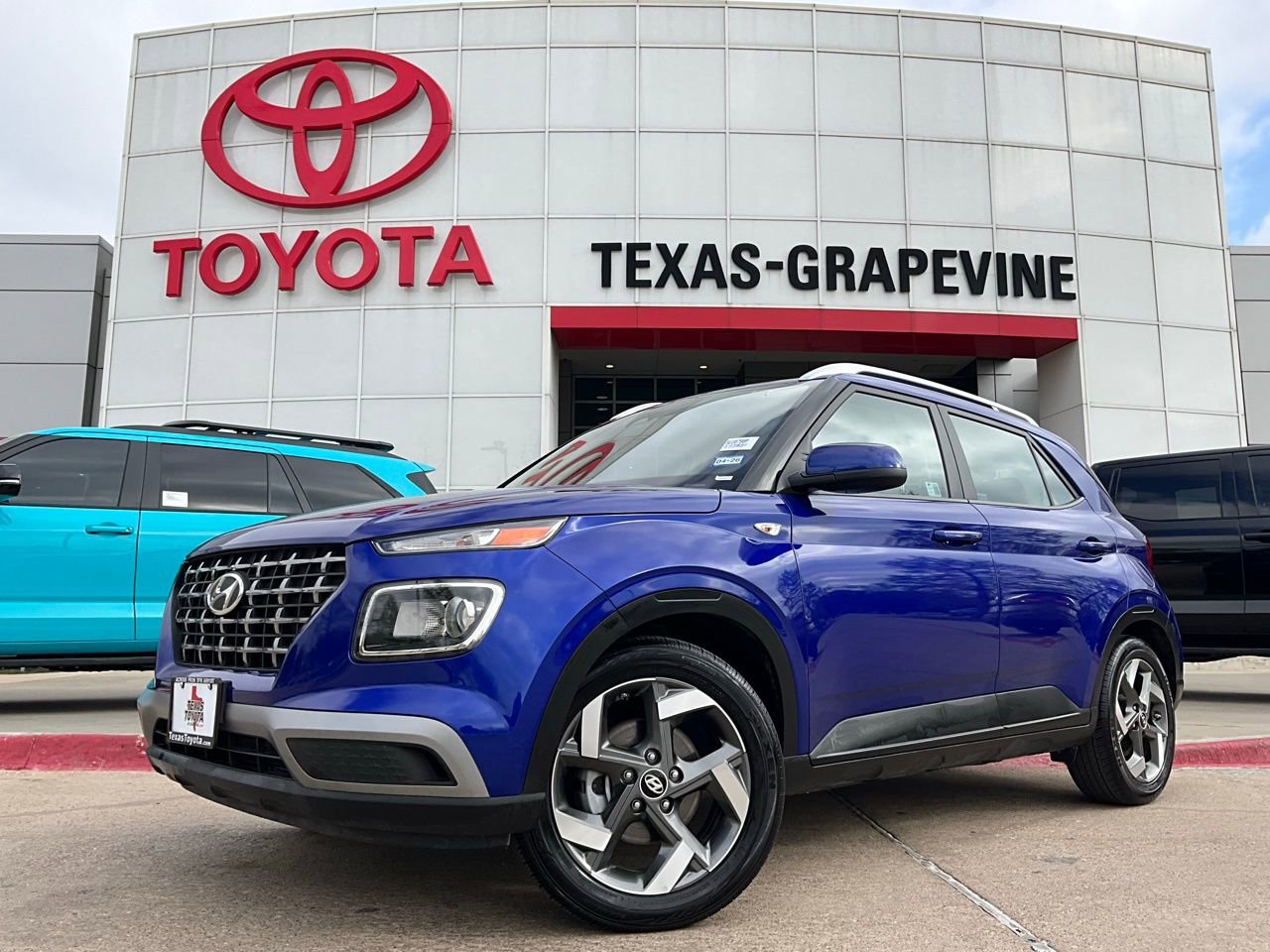 Used 2025 Hyundai Venue SEL image 2