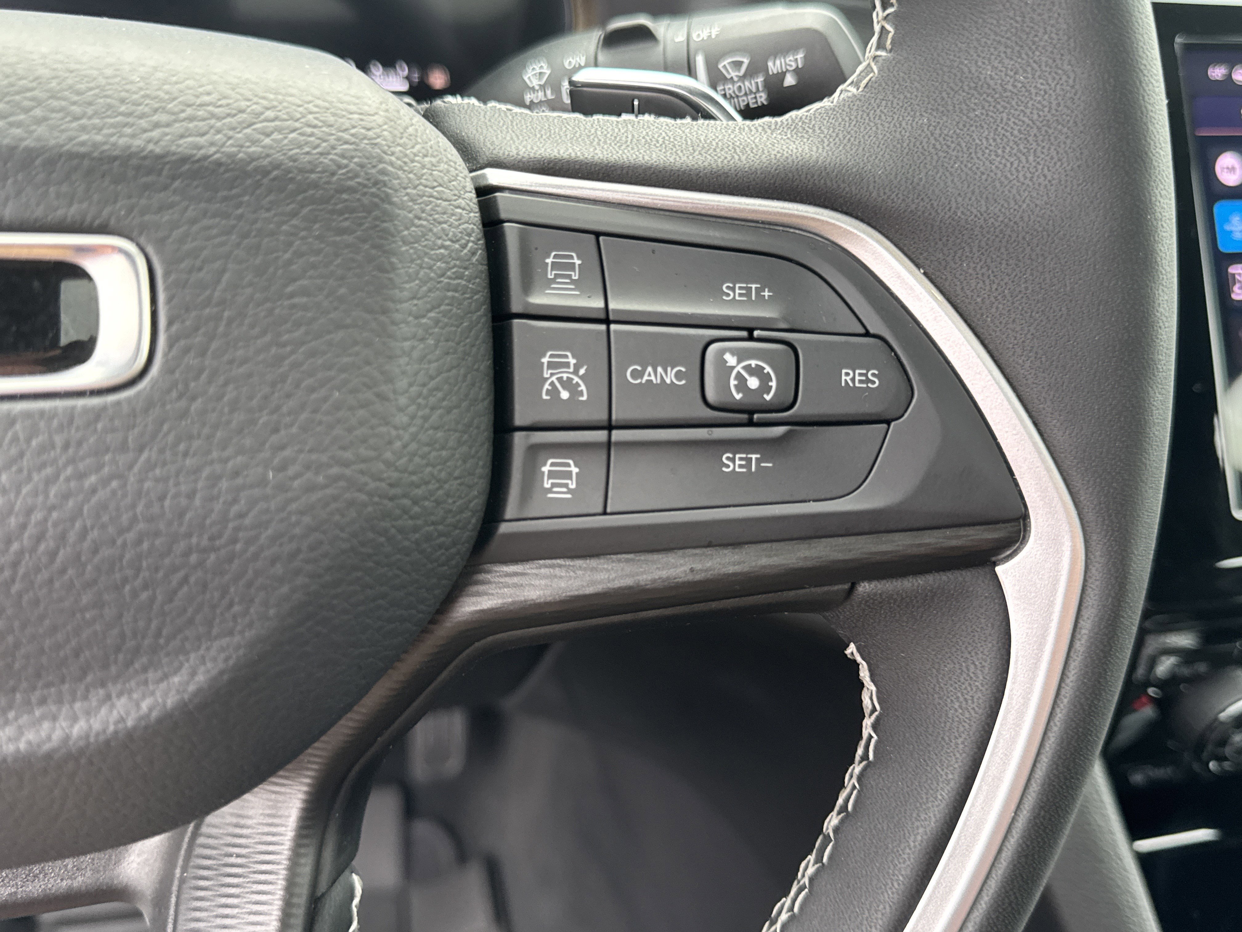 Used 2025 Jeep Grand Cherokee Laredo X w/ Luxury Tech Group I image 32