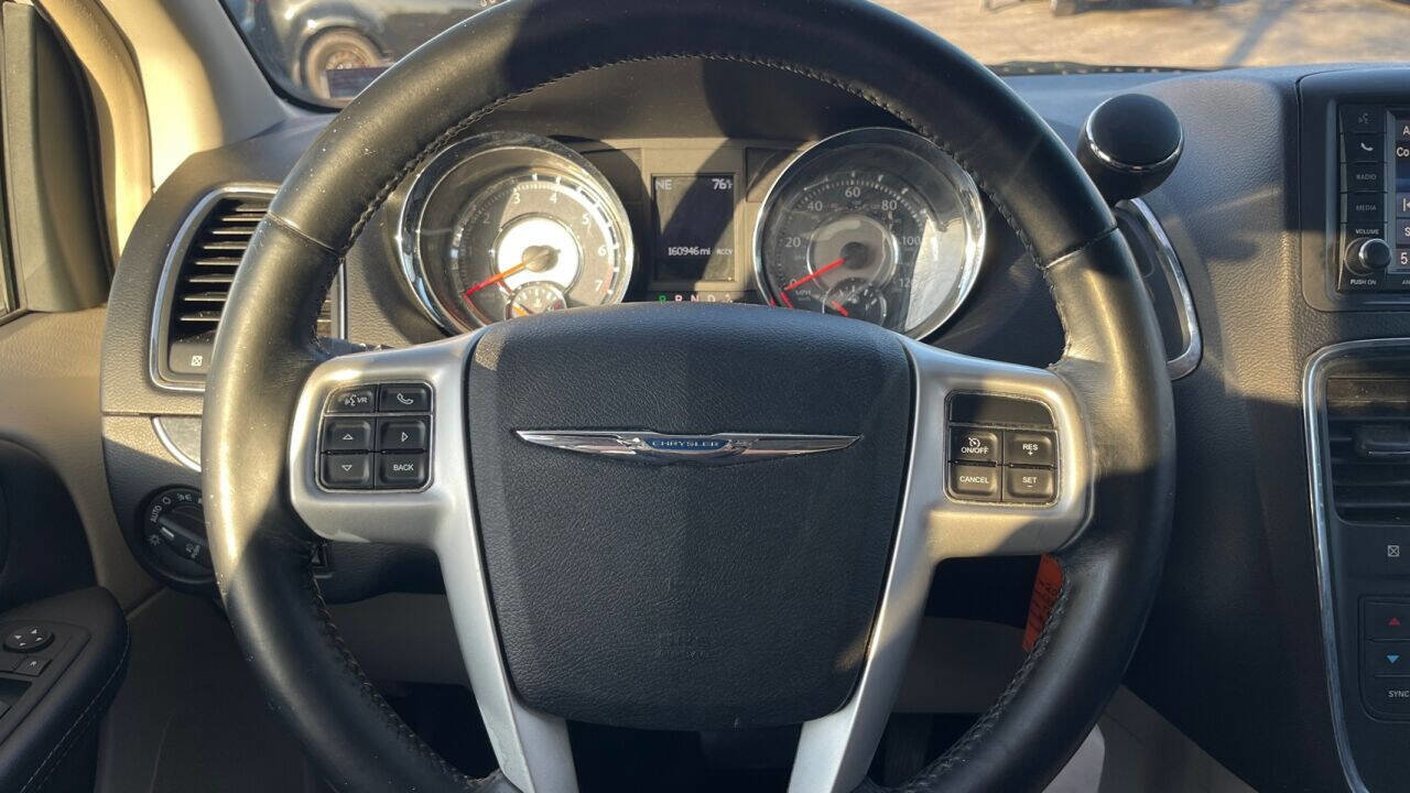 Used 2014 Chrysler Town & Country Touring image 13