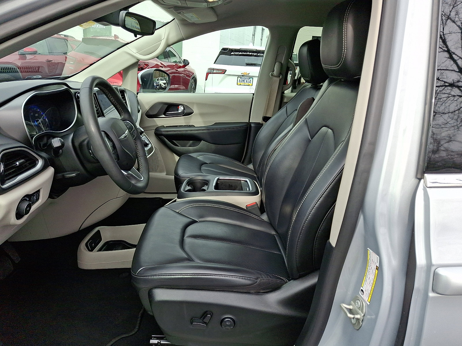 Used 2023 Chrysler Pacifica Touring-L image 16