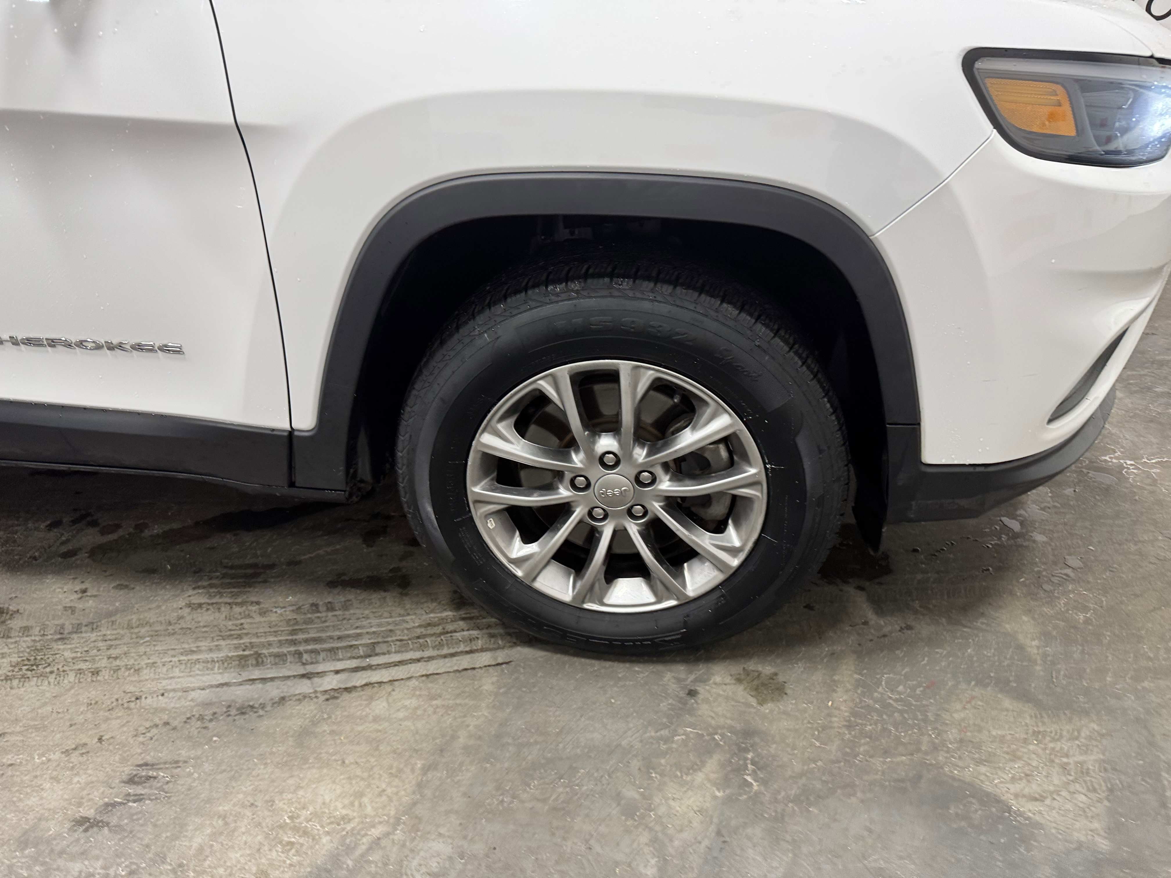 Used 2019 Jeep Cherokee Latitude Plus w/ Cold Weather Group image 10