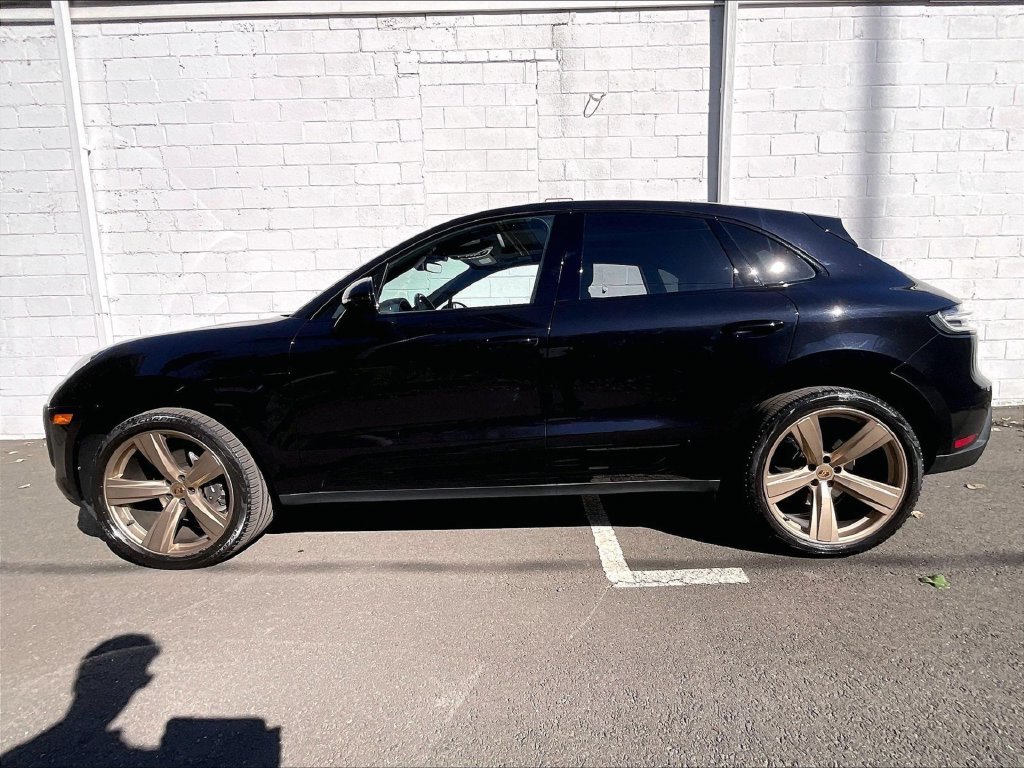 Certified 2023 Porsche Macan AWD/4WD image 2
