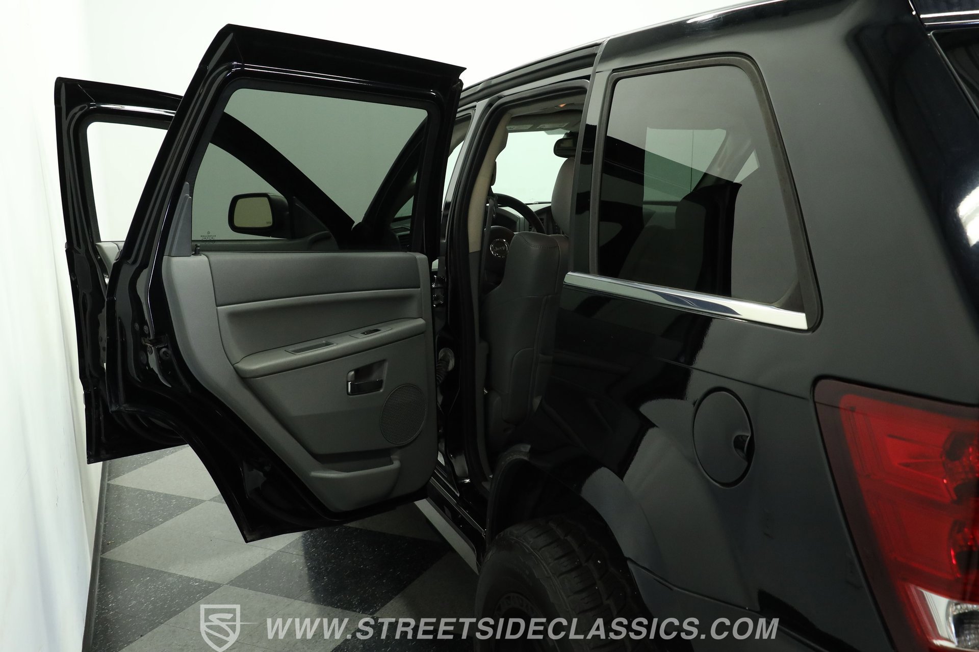 Used 2006 Jeep Grand Cherokee SRT8 w/ SRT Option Group I image 32